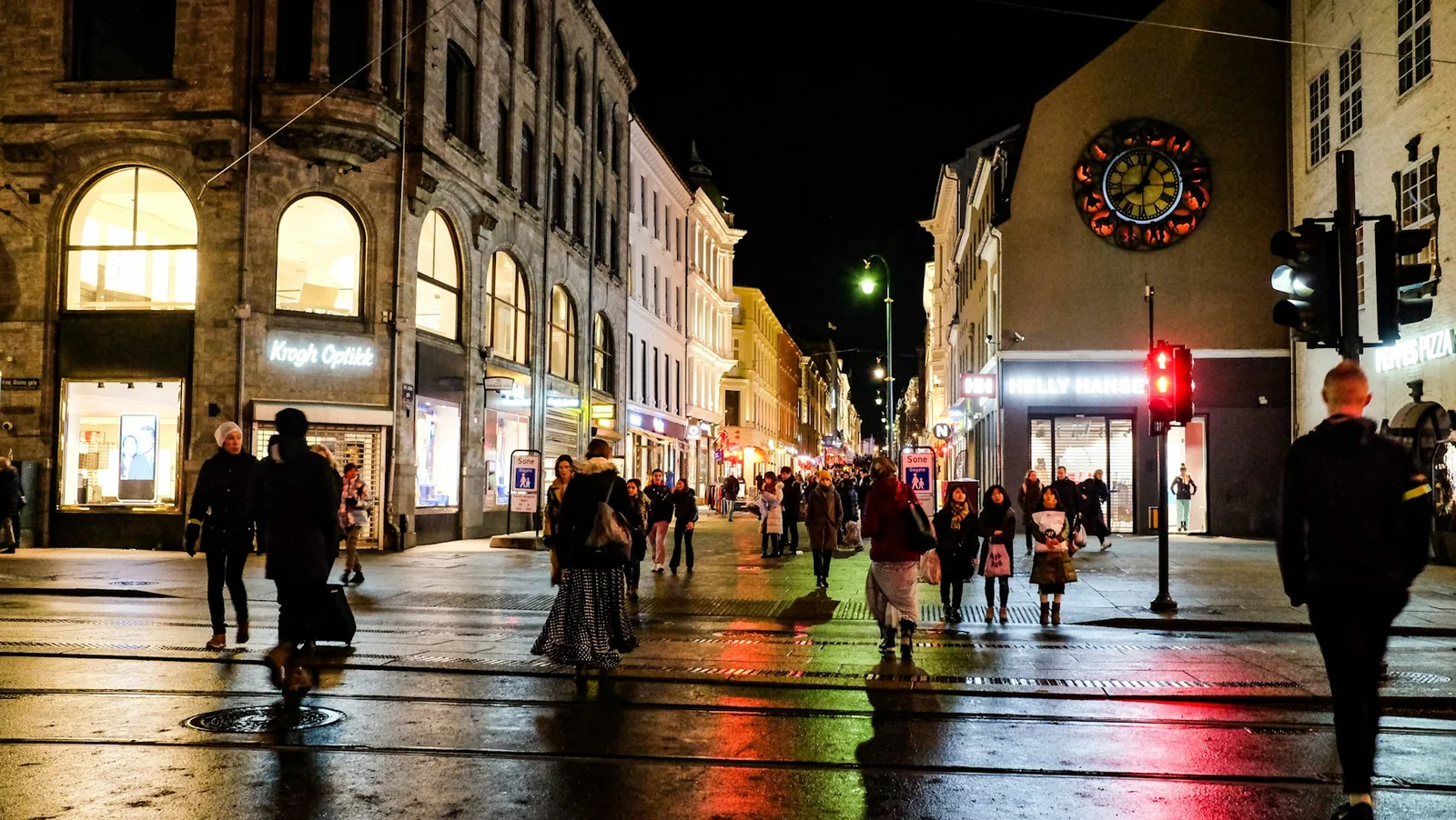 Folk på Karl Johan i Oslo en vinterettermiddag